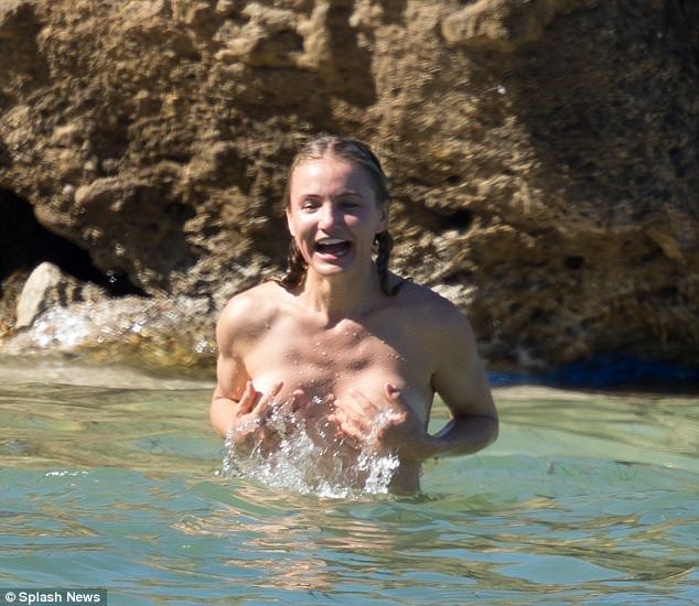 cameron diaz fara sutien si inhibitii intr-o vacanta in caraibe