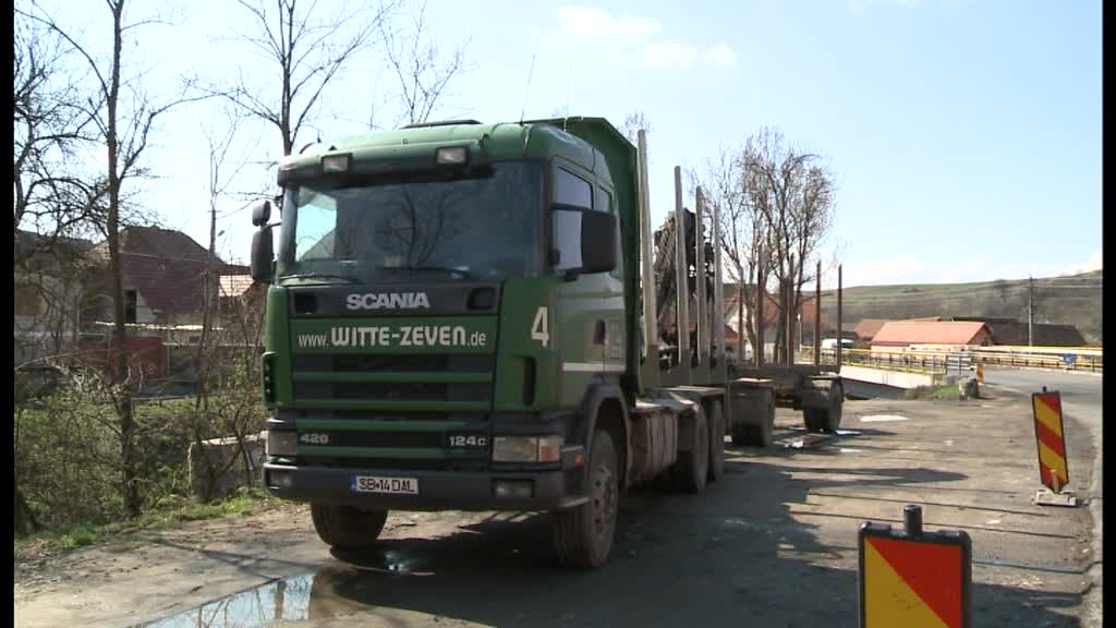 video foto femeie omorâtă de un tir pe dn 14 la slimnic. vezi cum s-a întâmplat!