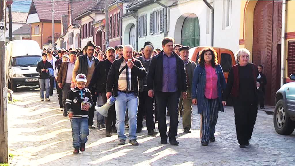 video foto revoluție la rășinari. oamenii au ieșit în stradă și au scandat împotriva primarului comunei!