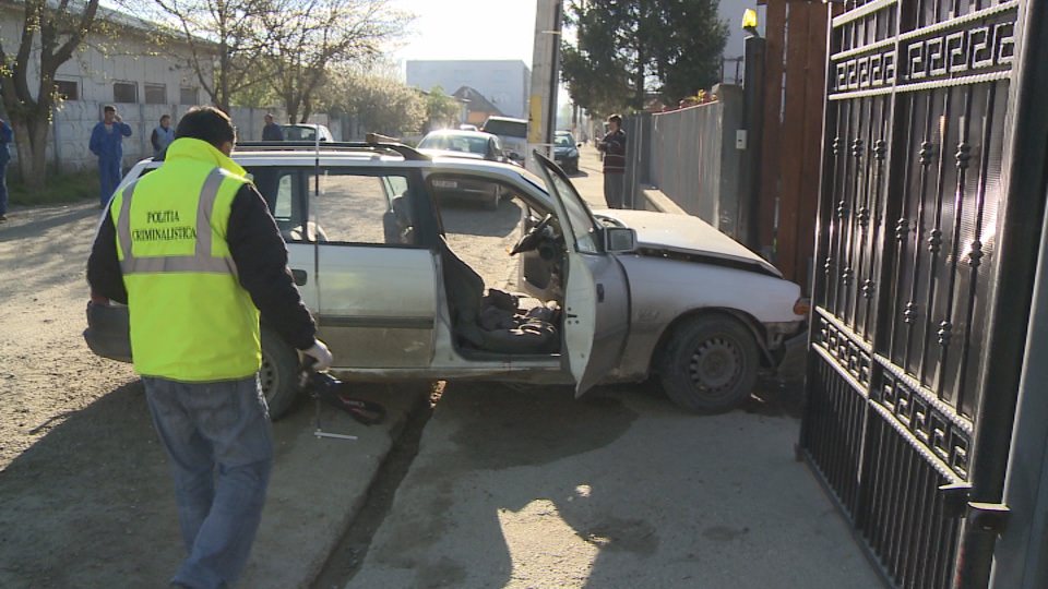 Trei răniți într-un accident pe Frezorilor. O persoană a rămas încarcerată (FOTO)