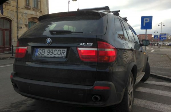 Cu BMW-ul X5 direct pe trecerea de pietoni la Piața Cibin si cu gura mare