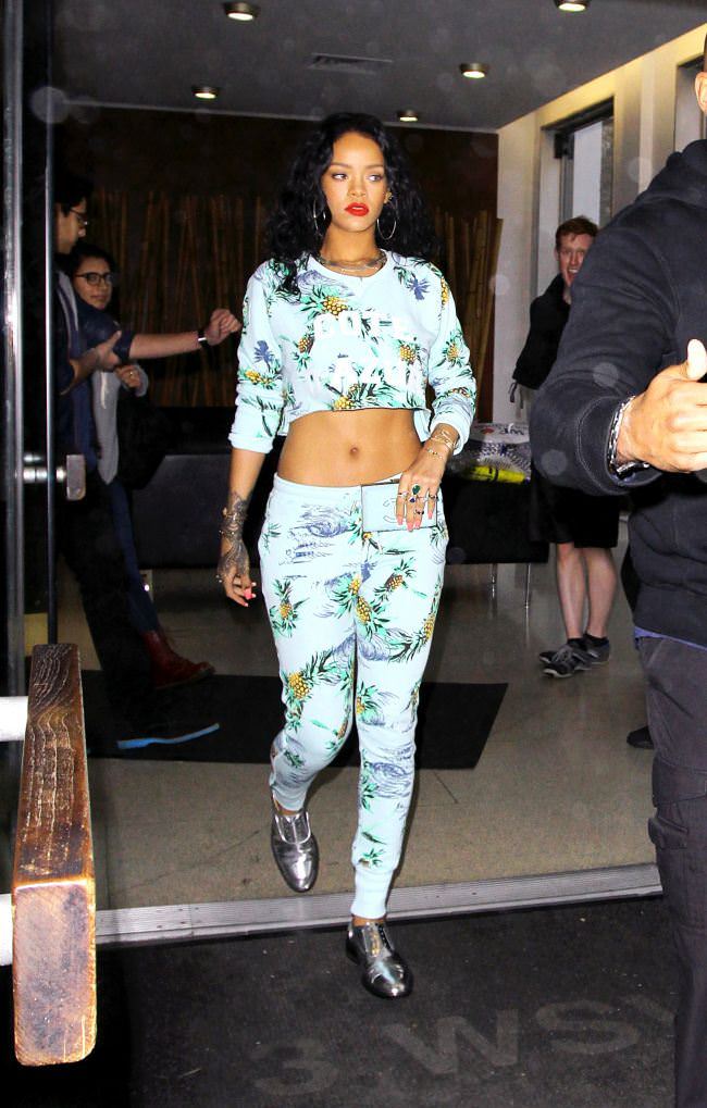 Rihanna nonconformista la o plimbare prin New York. Iata cum s-a imbracat!