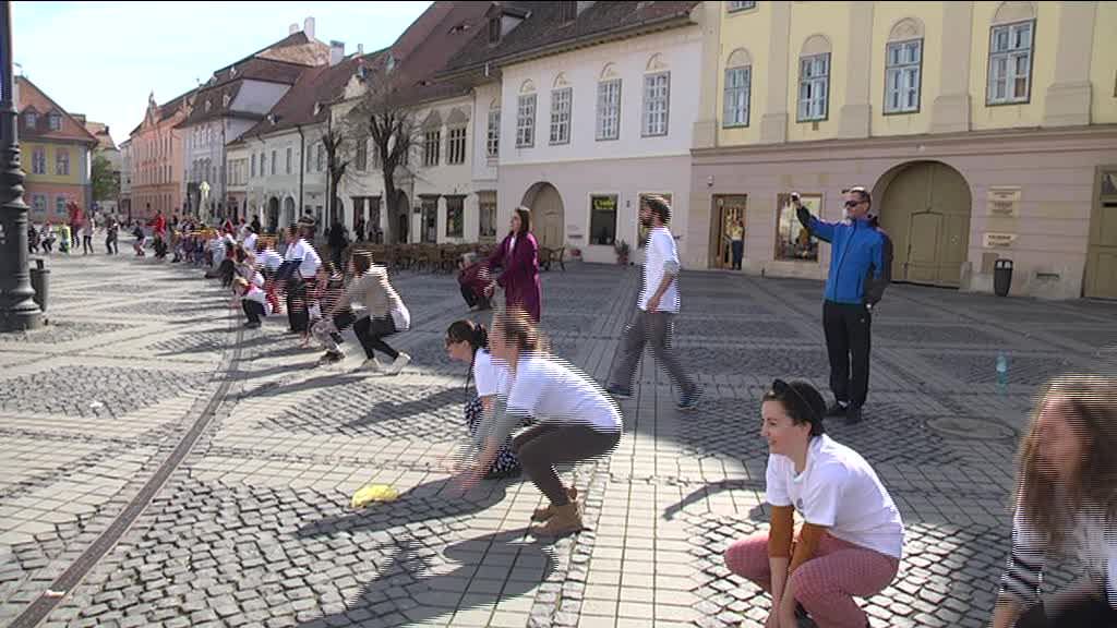 VIDEO Înviorare în pijamale în Piața Mare din Sibiu