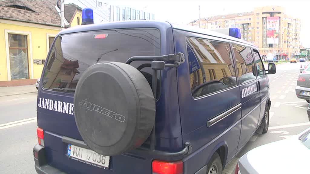 video patru suspecți reținuți în cazul bărbatului omorât într-un apartament din sibiu. vezi cine sunt!