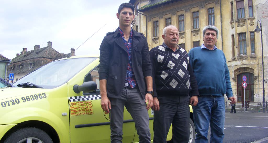 video șoferi de la taxi 963, premiați cu plinuri de gaz la mașini la un concurs marca pro fm și ora de sibiu