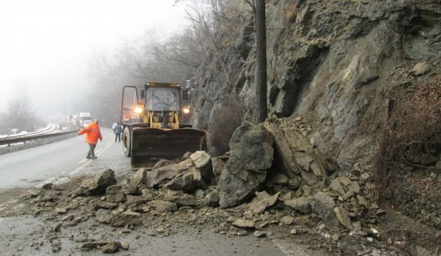 trafic îngreunat pe valea oltului din cauza căderilor de pietre