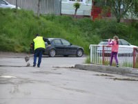 un medieşean îşi astupă singur gropile de pe stradă cu pietriş |video