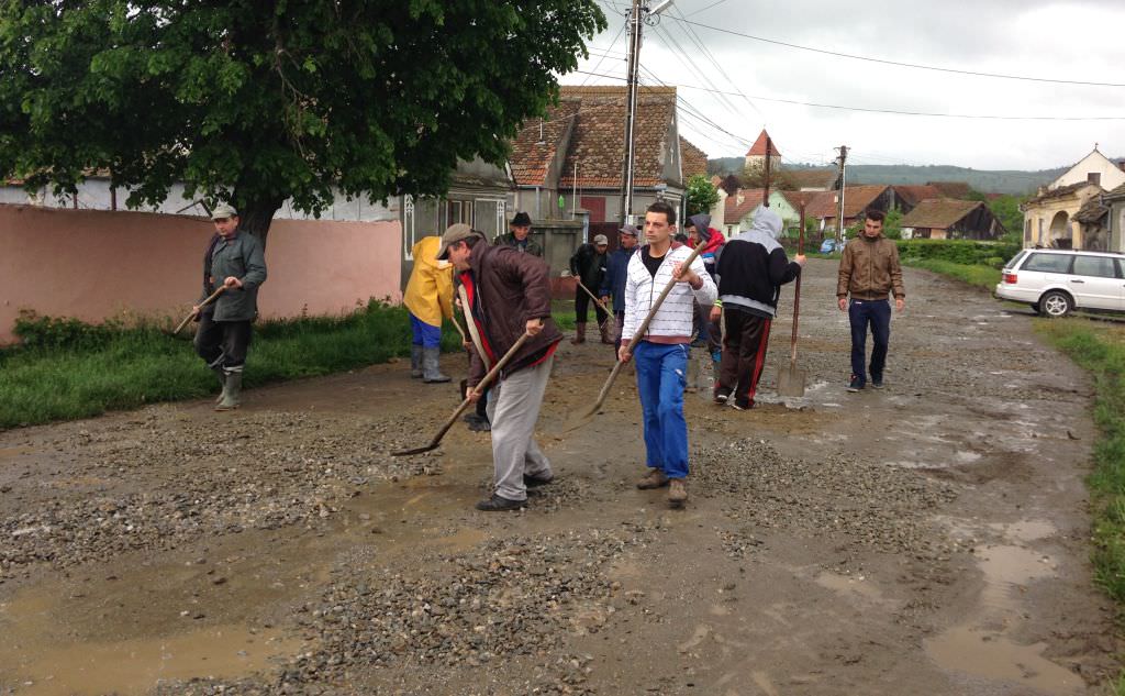 video foto oamenii din săcădate repară singuri drumul din sat și bat obrazul primăriei avrig și consiliului județean sibiu