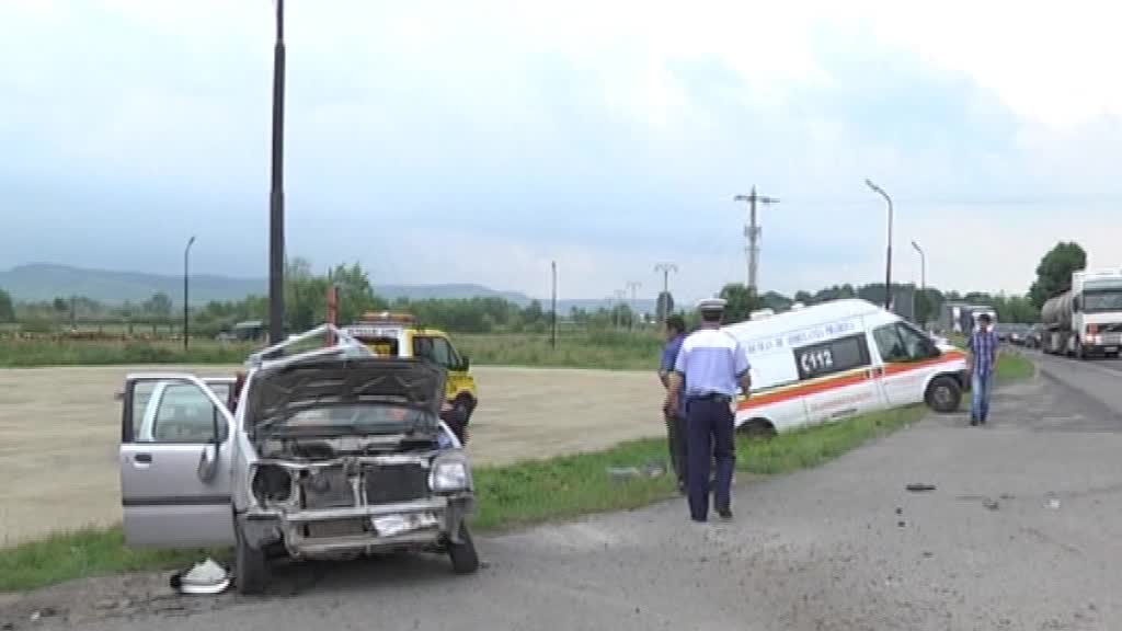 accident mortal pe dn1 la avrig. o mașină a lovit o ambulanță!