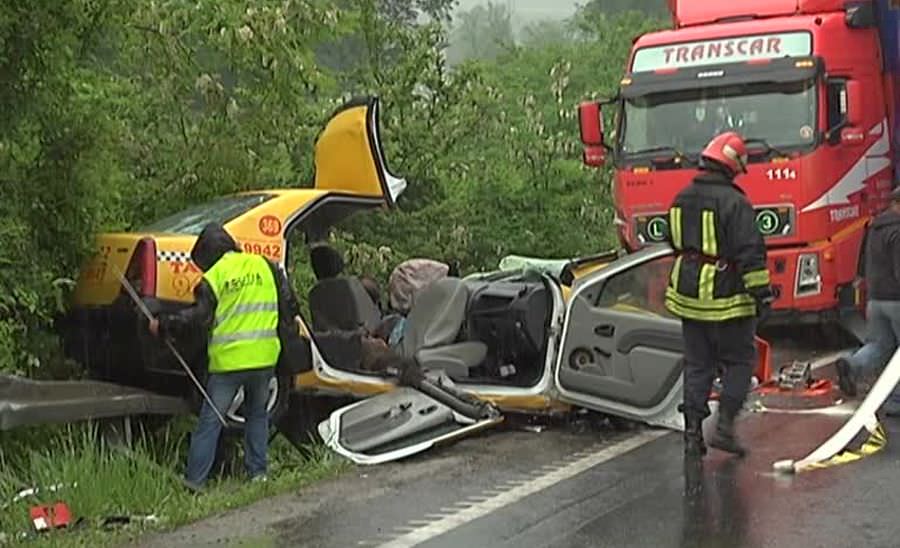 video un taximetrist de la 942 și un pasager din avrig au murit într-un accident pe dn1 la hula bradului (imagini dure)