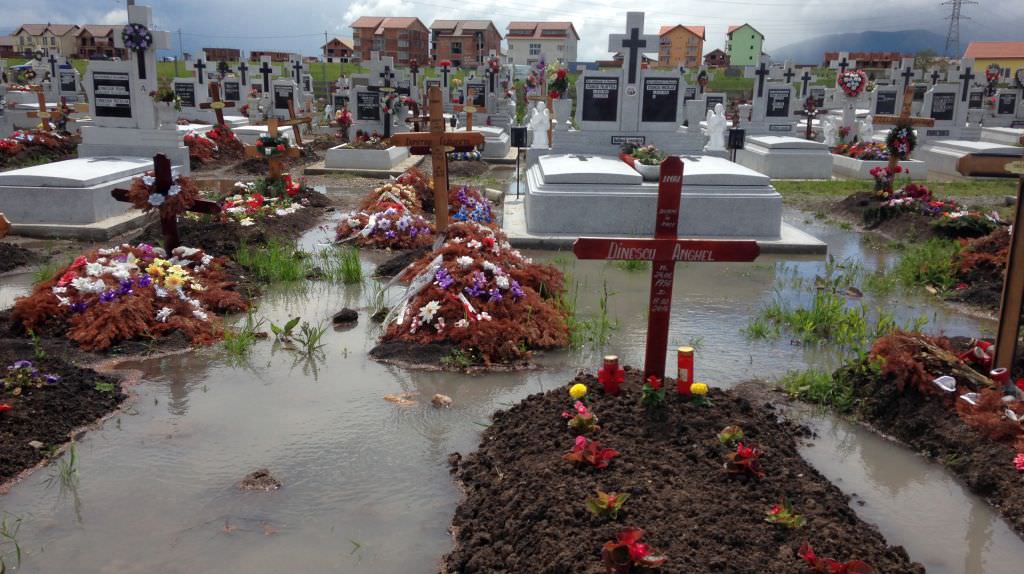 video foto morminte inundate la cimitirul municipal sibiu. oamenii își îngroapă morții în mlaștină!