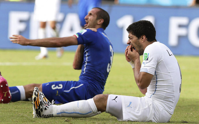 luis suarez va fi anchetat pentru ca l-a muscat pe giorgio chiellini