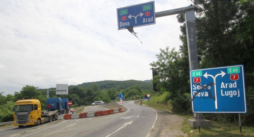 Improvizație mortală pentru șoferi la intrarea pe autostrada Deva - Sibiu (FOTO)