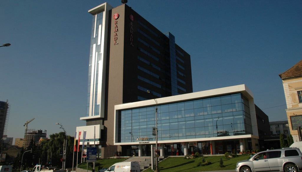 hotelul ramada sibiu donează 2000 de măști de protecție direcției de asistență socială sibiu