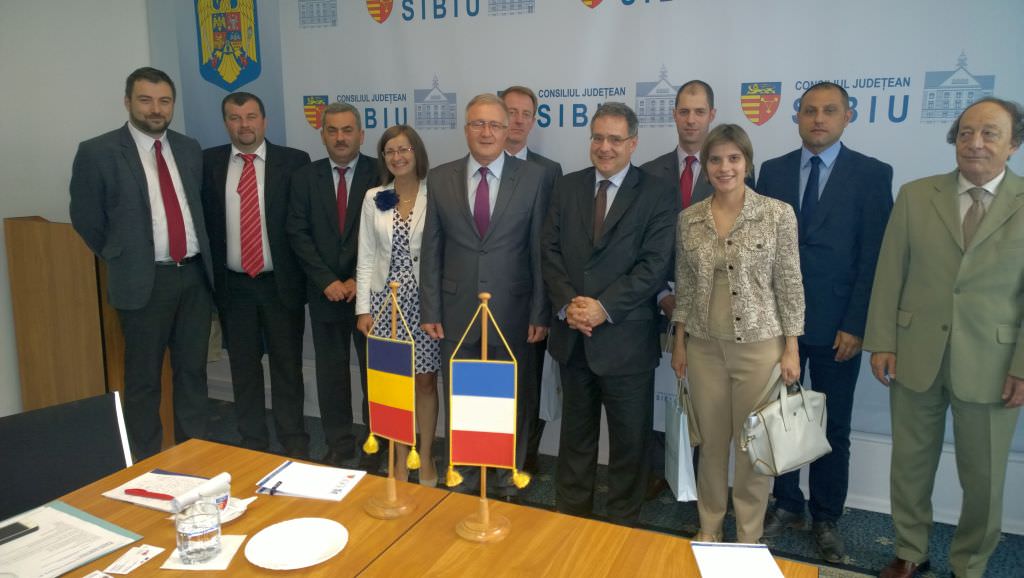 video foto ambasadorul franței în vizită la sibiu la consiliul județean și primărie. françois saint-paul a vorbit în românește!