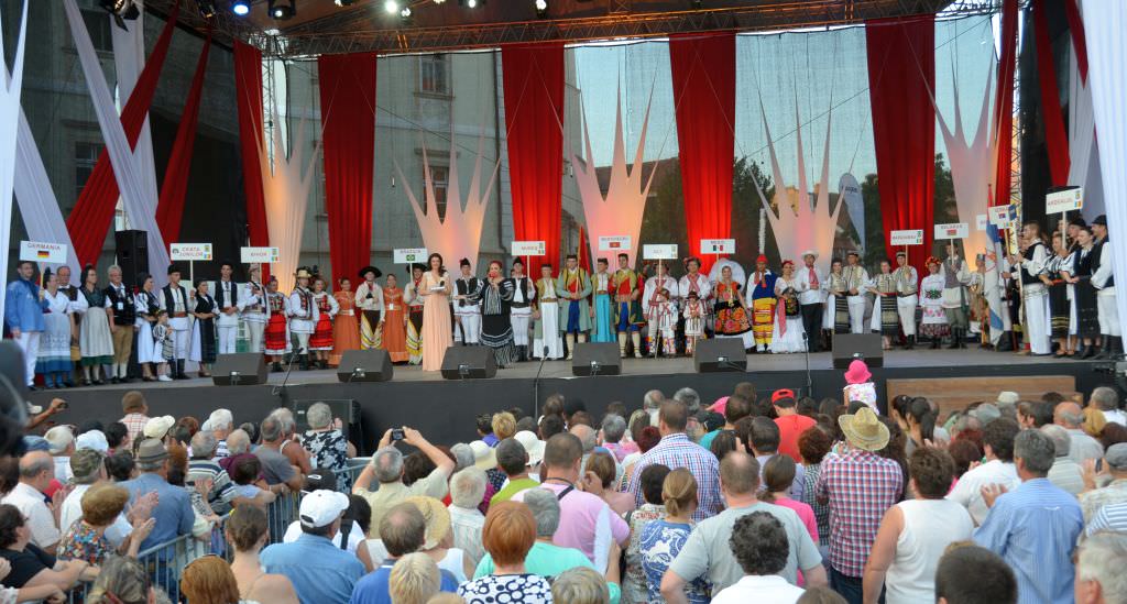 video peste 800 de artiști vin la "cântecele munţilor” 2014 la sibiu. iată programul festivalului!