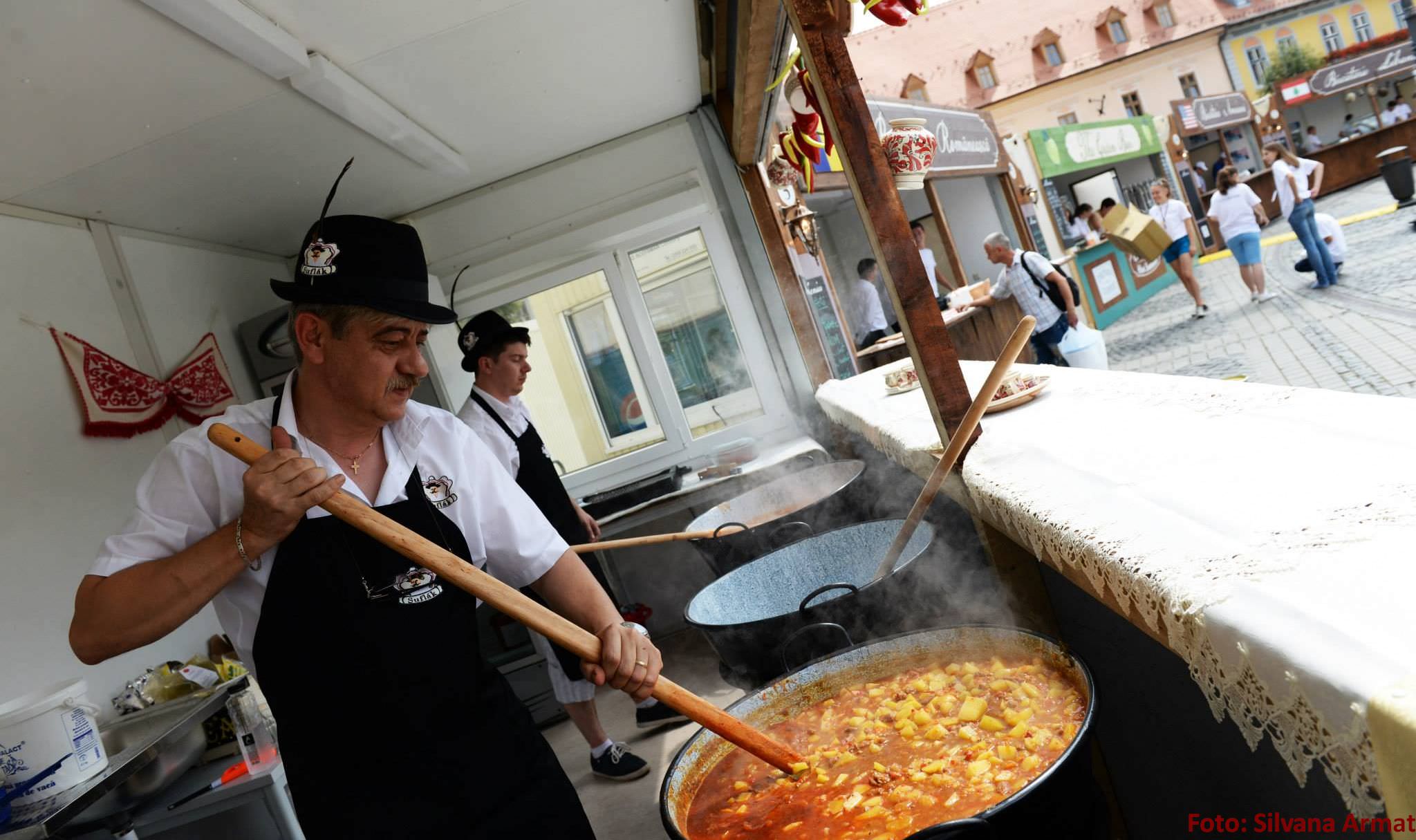 A început cel mai tare festival gastronomic din Transilvania în Piața Mare a Sibiului (FOTO)