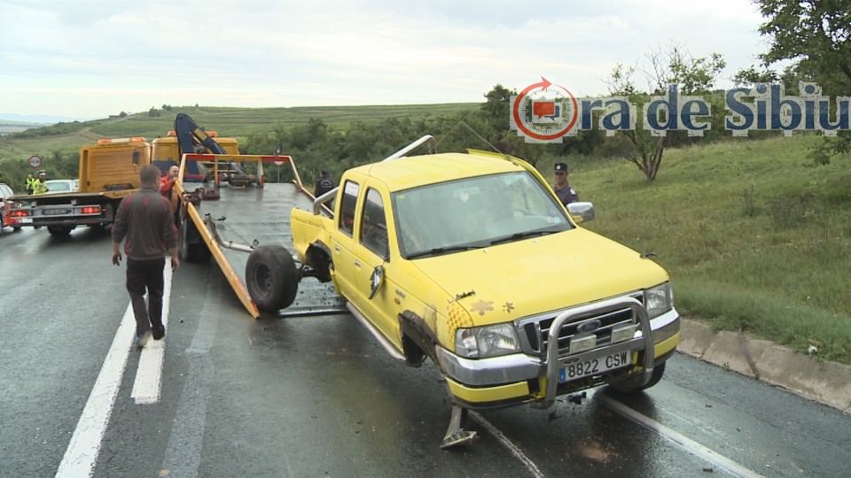 coliziune între 3 autoturisme pe dn1! doi oameni răniţi grav (foto)