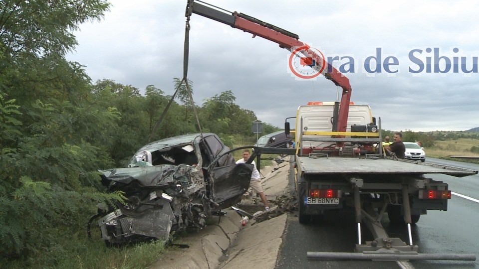 foto grav accident pe dn1 la apoldu de jos. patru persoane persoane rănite. trafic blocat două ore