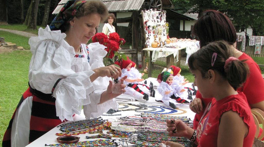 sute de participanți vin la târgul creatorilor populari din românia de la sibiu