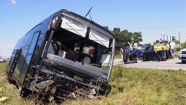 foto sibieni răniți în urma unui accident în ugaria. un autocar s-a tamponat cu o mașină mică