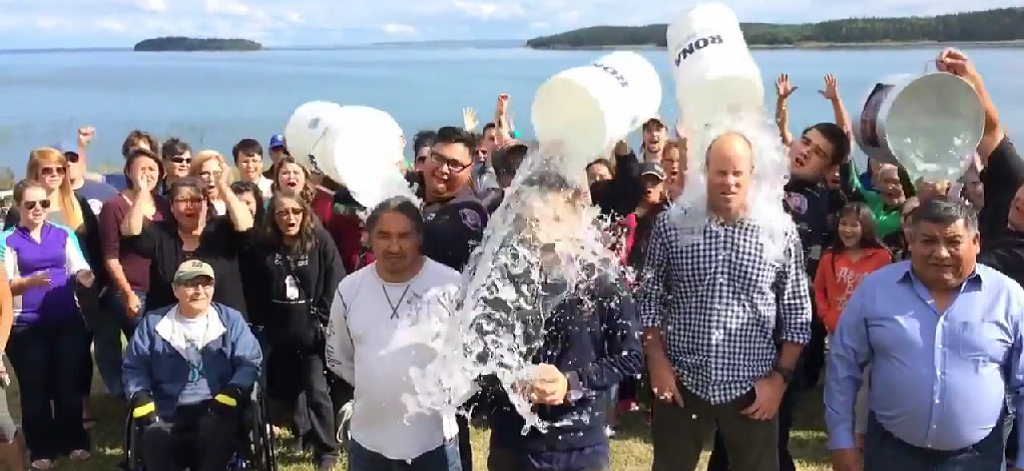 ALS Ice Bucket Challenge – Leonardo di Caprio duce curentul la un alt nivel! Vezi despre ce e vorba