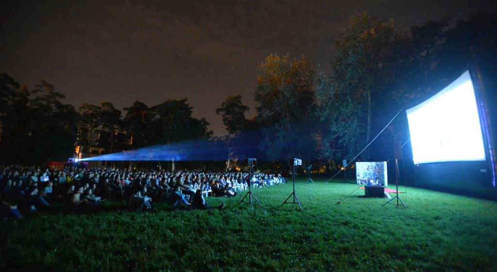 parcul sub arini se transformă într-un cinema în aer liber