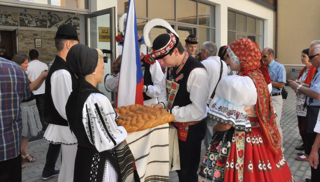 video foto delegațiile de participanți de la ”cântecele munților”, primite cu pâine și sare la consiliul județean sibiu