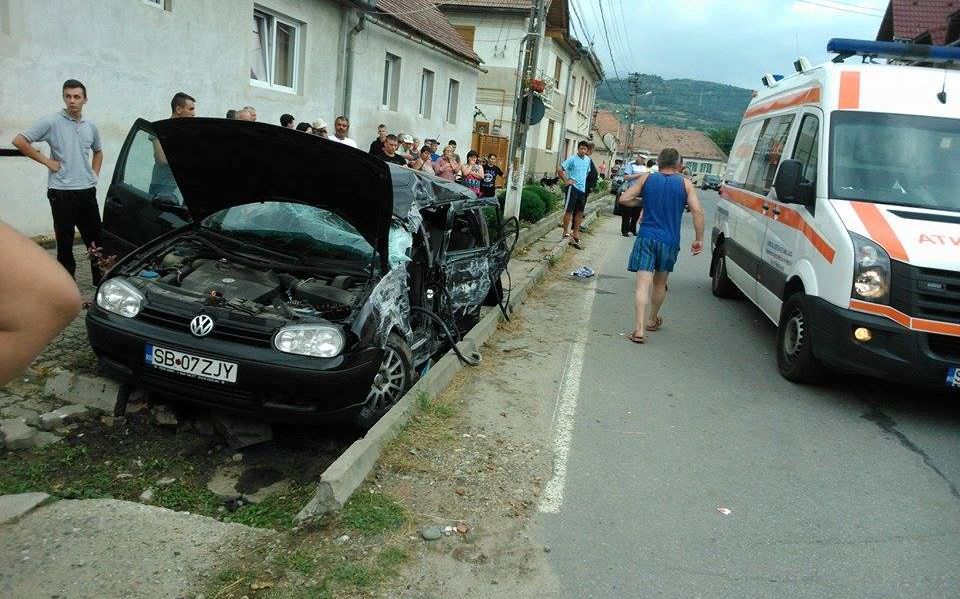 update foto a intrat cu mașina într-un stâlp la tălmaciu. o persoană a fost grav rănită