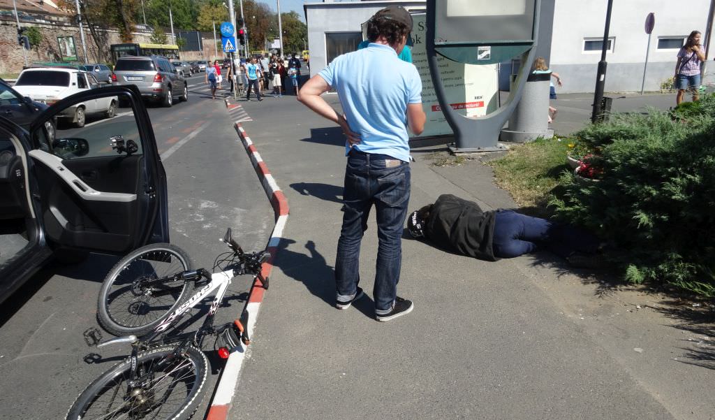 biciclist de 16 ani accidentat pe pista de biciclete, vizavi de teatrul radu stanca (foto)