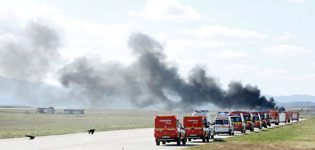 accident aviatic pe aeroportul internațional din sibiu. din fericire a fost vorba doar de o simulare (foto)