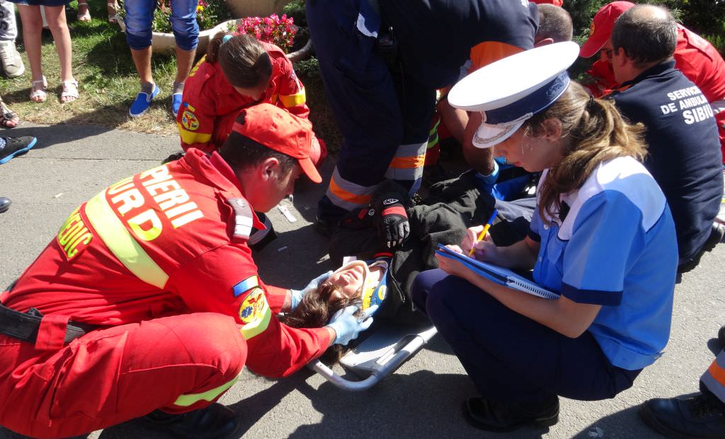 accident aproape de podul gării. ciclistă lovită de o mașină!