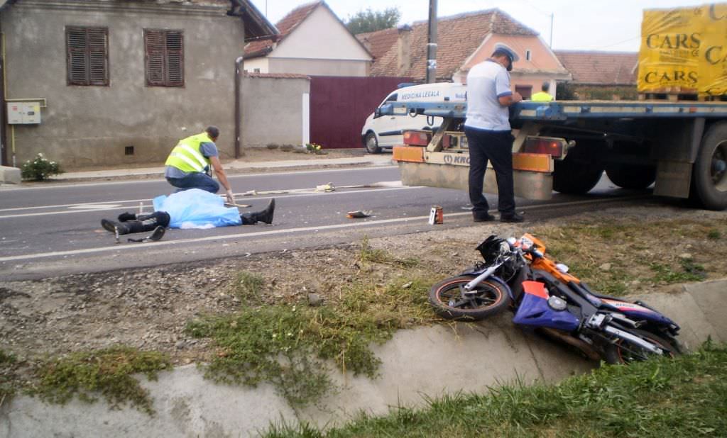 video foto o tânără motociclistă, a murit într-un accident la brateiu. a intrat cu motorul într-un tir!