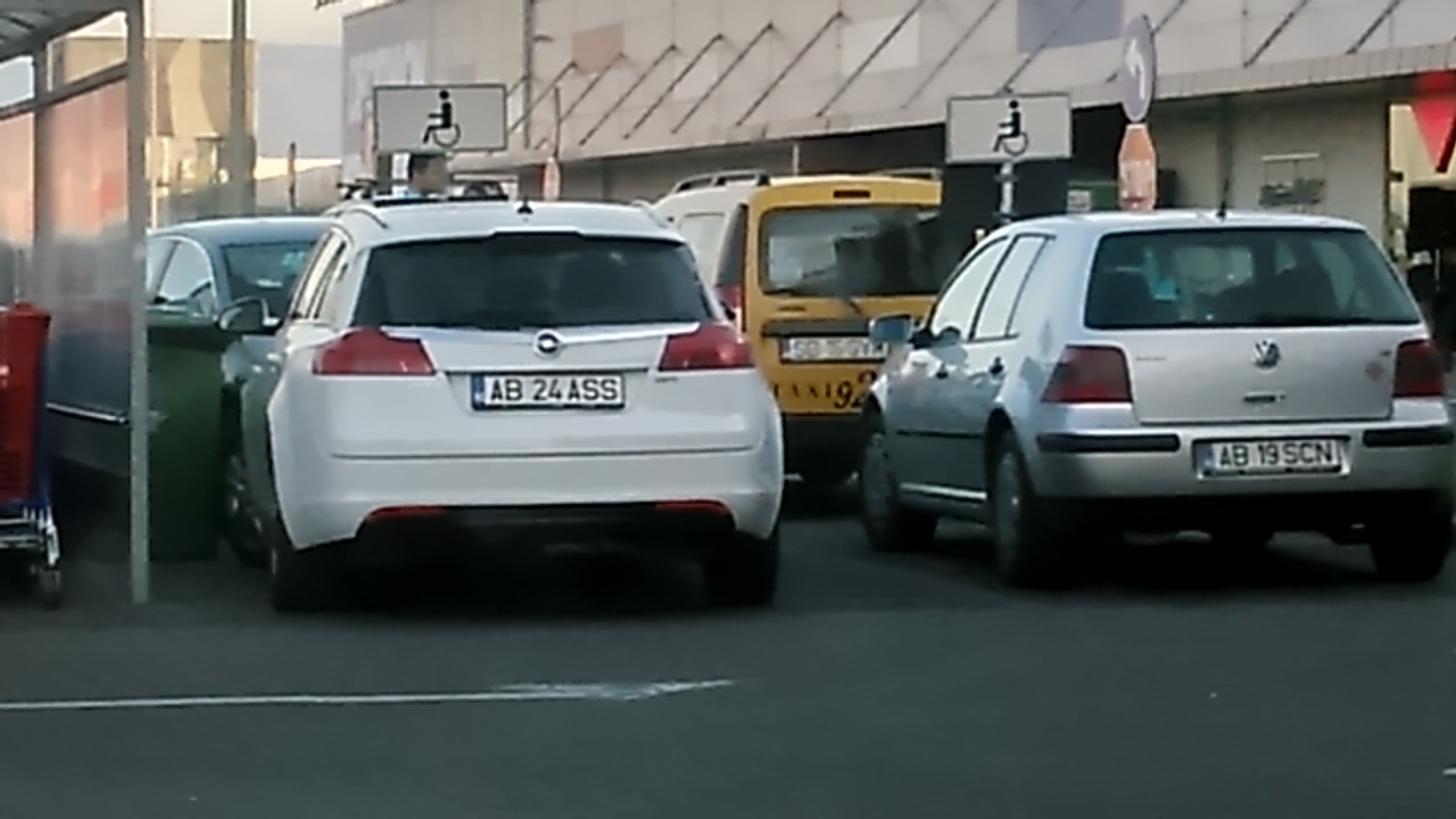 TOPUL MARLANILOR - În parcarea de la Carrefour, pe locurile cu handicap. Tot în Sibiu…