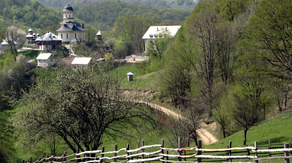 acţiune de remarcare a traseelor turistice în munţii făgăraşului. înscrie-te și tu ca voluntar!