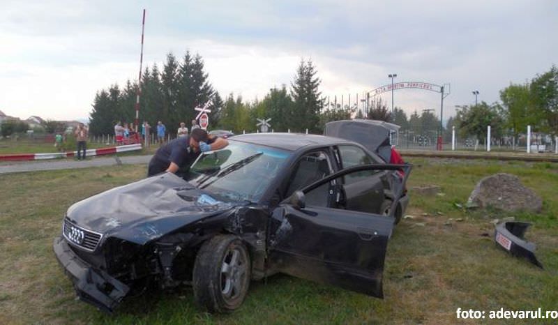 video mașină lovită de tren în cartierul ștrand. șoferul a fugit, iar polițiștii au găsit o sabie în autoturism!