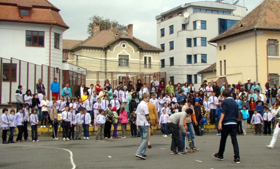 veste bună pentru școlile din județ venită de la prefectura sibiu