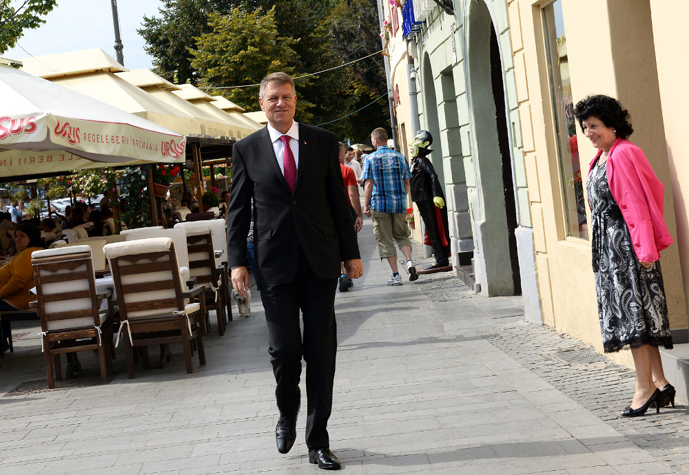 cartea lui iohannis, lansată vineri la primăria sibiu. ediulul vine să dea autografe!