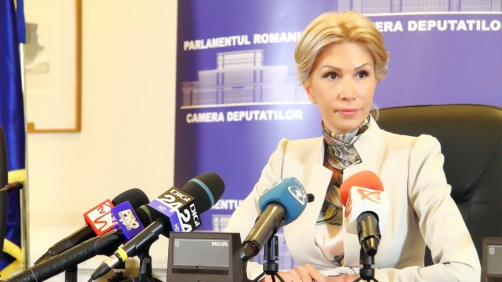 raluca turcan o contrează pe elena udrea: nu am luat niciodată un leu!