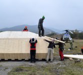 FOTO Acțiune spectaculoasă cu elicopterul pentru montarea a unui nou refugiu la Călțun (2.150 metri)