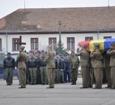 video foto tristețe la ceremonialul de la sibiu pentru cei opt morți în accidentul de elicopter. iohannis a aprins o lumânare