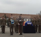 video foto tristețe la ceremonialul de la sibiu pentru cei opt morți în accidentul de elicopter. iohannis a aprins o lumânare