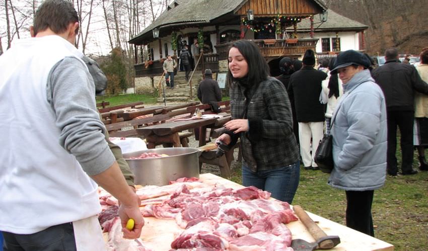 sibienii invitați la ”pomana porcului” la muzeul în aer liber