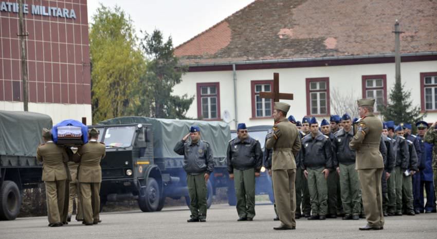 video foto tristețe la ceremonialul de la sibiu pentru cei opt morți în accidentul de elicopter. iohannis a aprins o lumânare