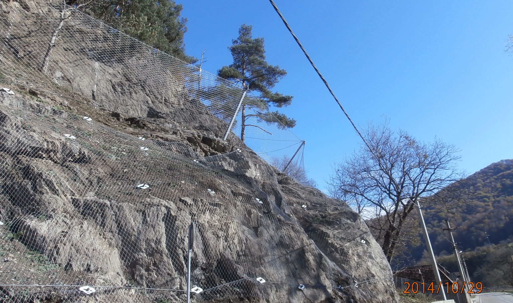 plase de protecție împotriva căderilor de pietre montate pe drumul județean sadu - rîu sadului - sădurel (foto)