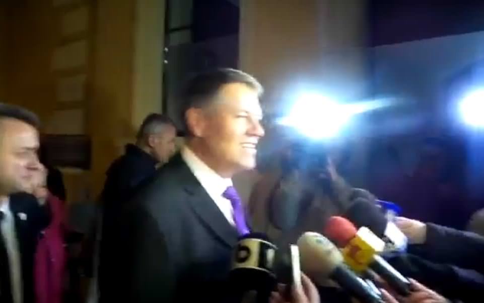 video: iohannis în fața restaurantului hermania la petrecerea pnl : "am venit să mă văd cu colegii și colegele din noul pnl"