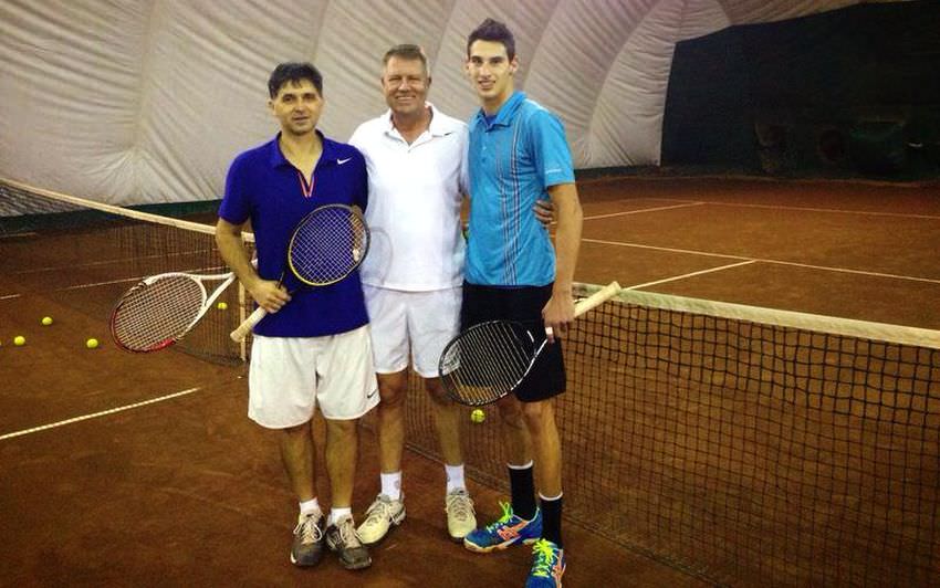 iohannis relaxat - prima zi dupa alegeri a jucat tenis la sibiu (foto)