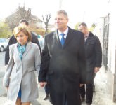 video foto primarul klaus iohannis a votat - aplauze la ieșirea din secția de votare