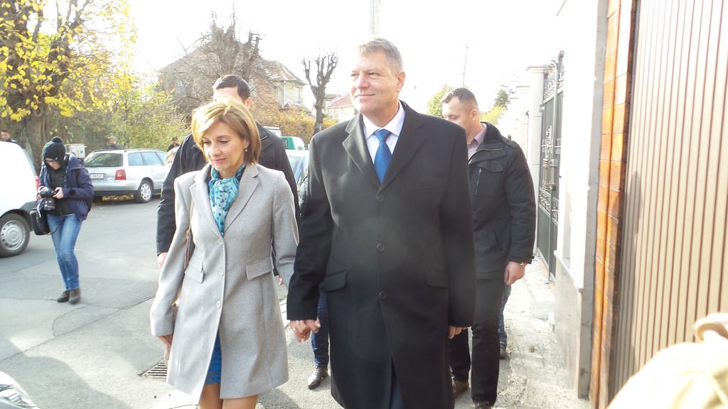 ÎN CULISELE CUPLULUI PREZIDENȚIAL: Iohannis spală întotdeauna vasele și prima doamnă e maestrul bucătar