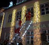 video foto la cisnădie a fost inaugurat cel mai înalt brad de crăciun din românia